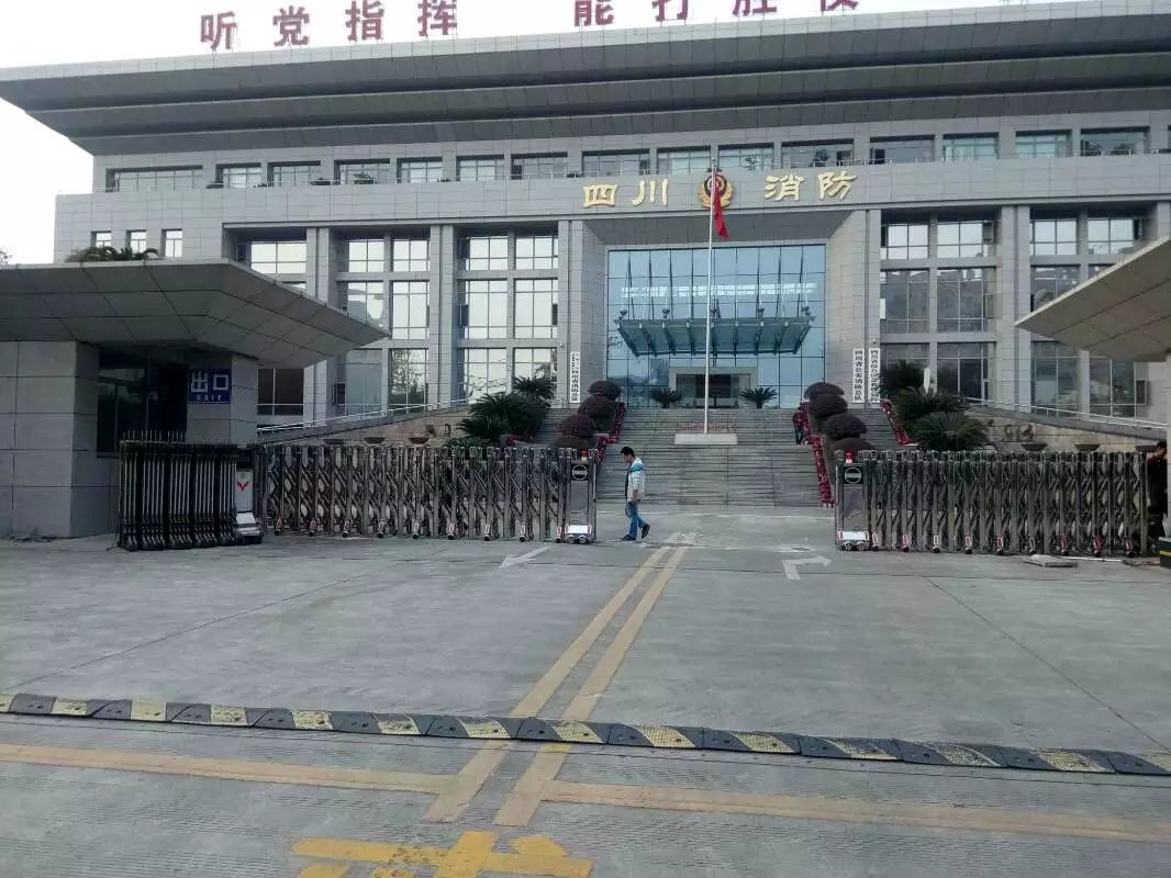 张家口张家口四川消防总队伸缩门